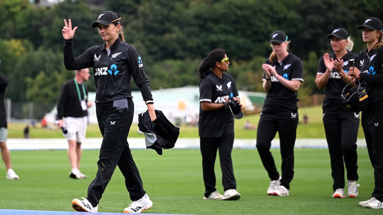 Amelia Kerr's seven-for skittles Zimbabwe to set up ODI series win for New Zealand