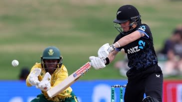 Amelia Kerr and Georgia Plimmer steamroll South Africa