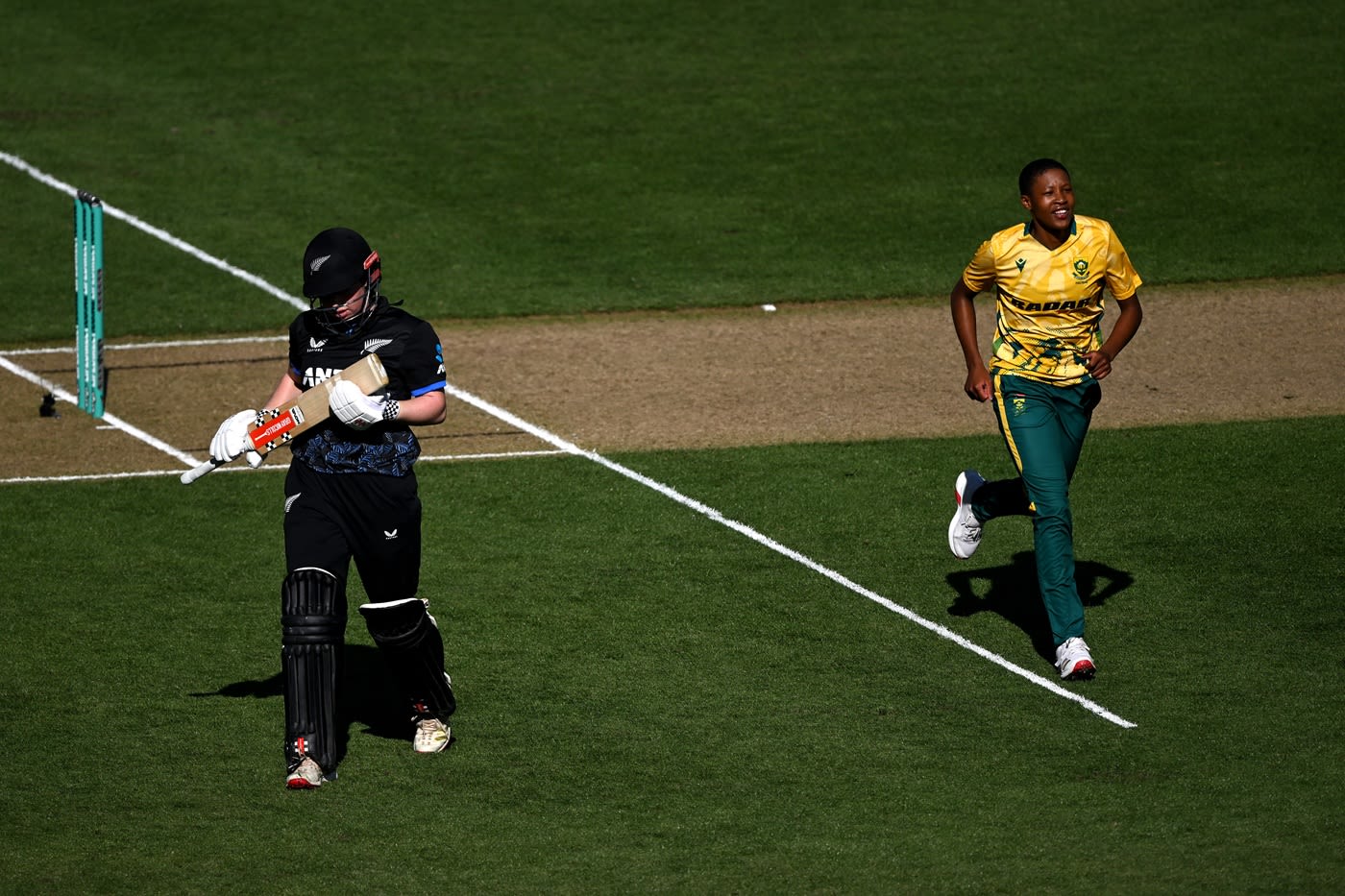 Ayanda Hlubi dismissed Georgia Plimmer early