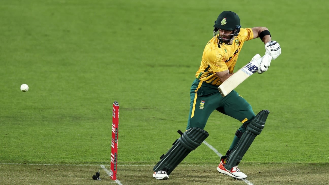 Esterhuizen's 57 and all-star bowling show take South Africa to series-levelling win