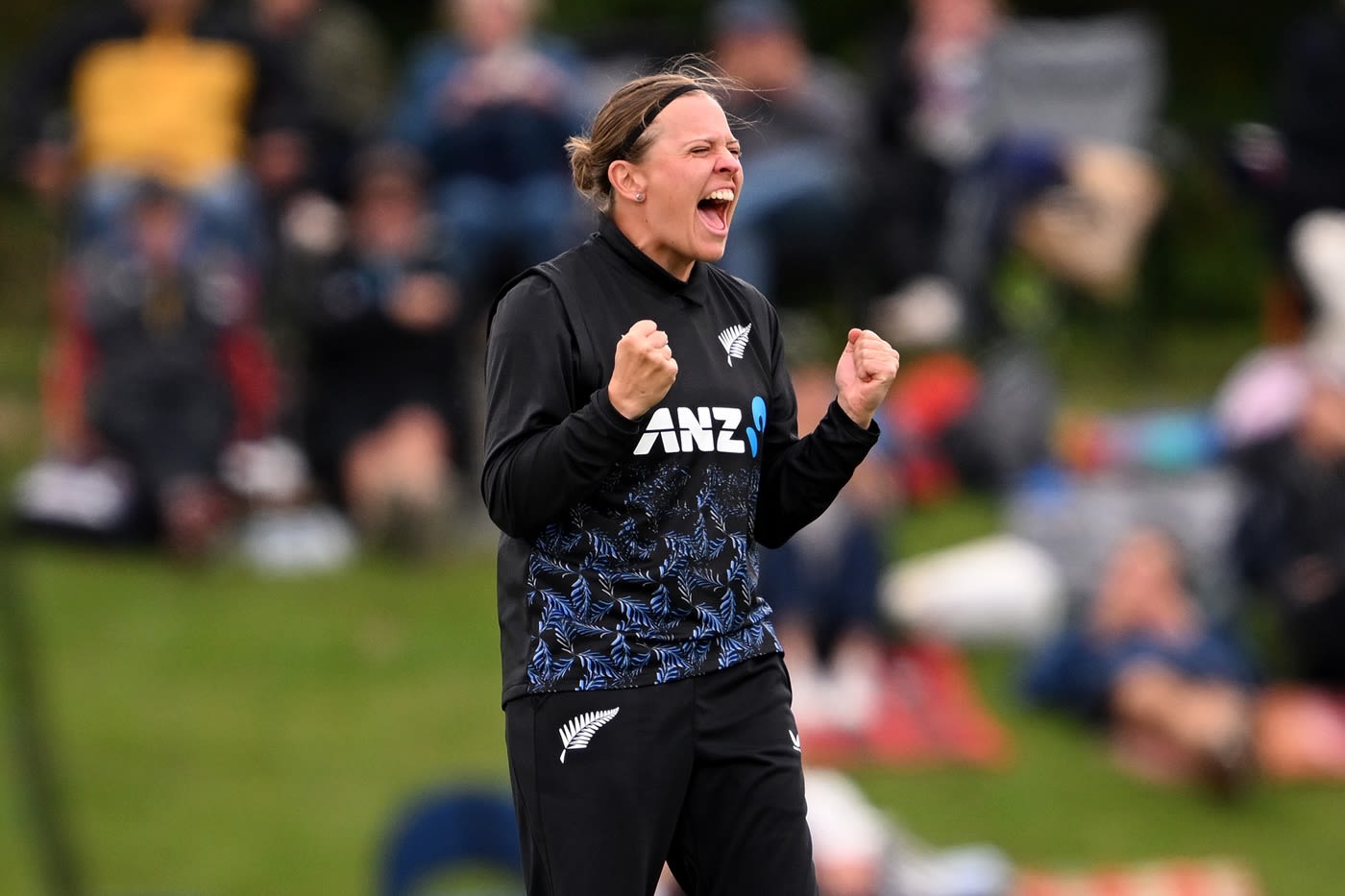 Lea Tahuhu celebrates the early wicket of Chloe Tryon