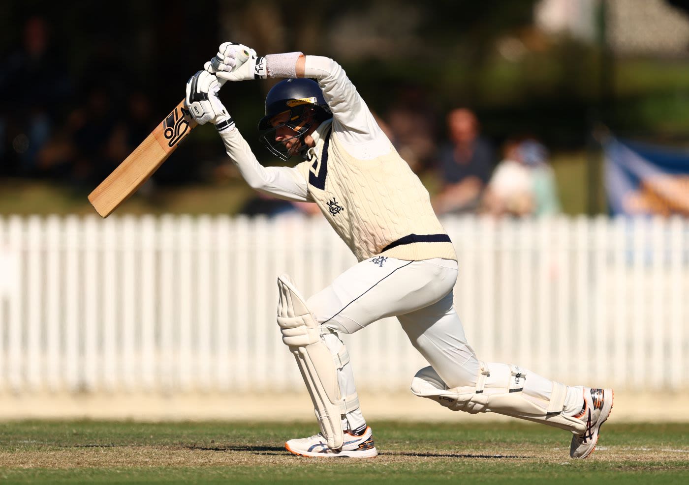 Peter Handscomb drives down the ground