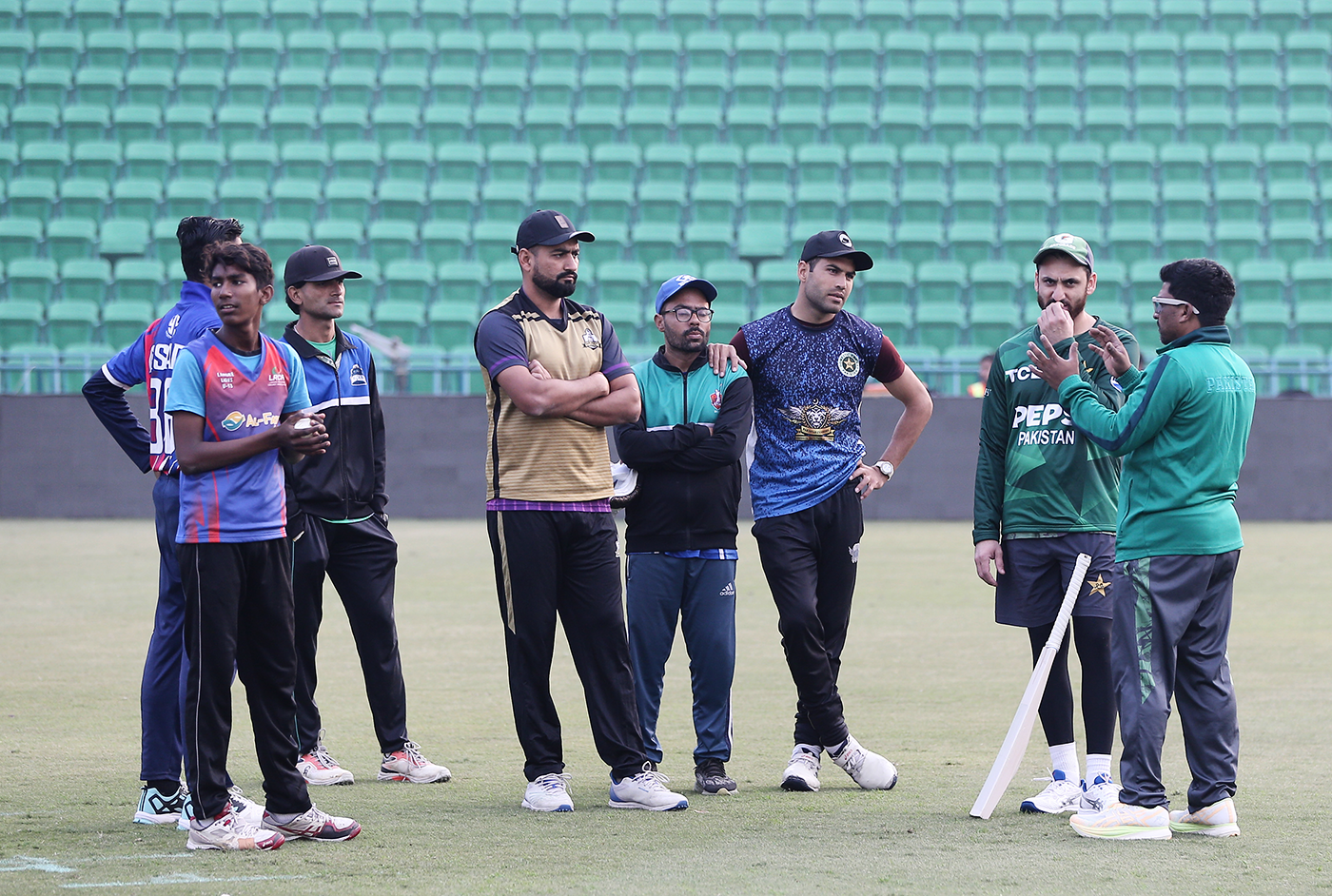 Pakistan batting coach Hanif Malik talks to players