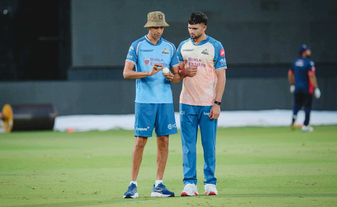 Ashok Sharma gets some bowling tips from Ashish Nehra