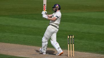 Woakes holds nerve for Warwickshire in title-igniting thriller