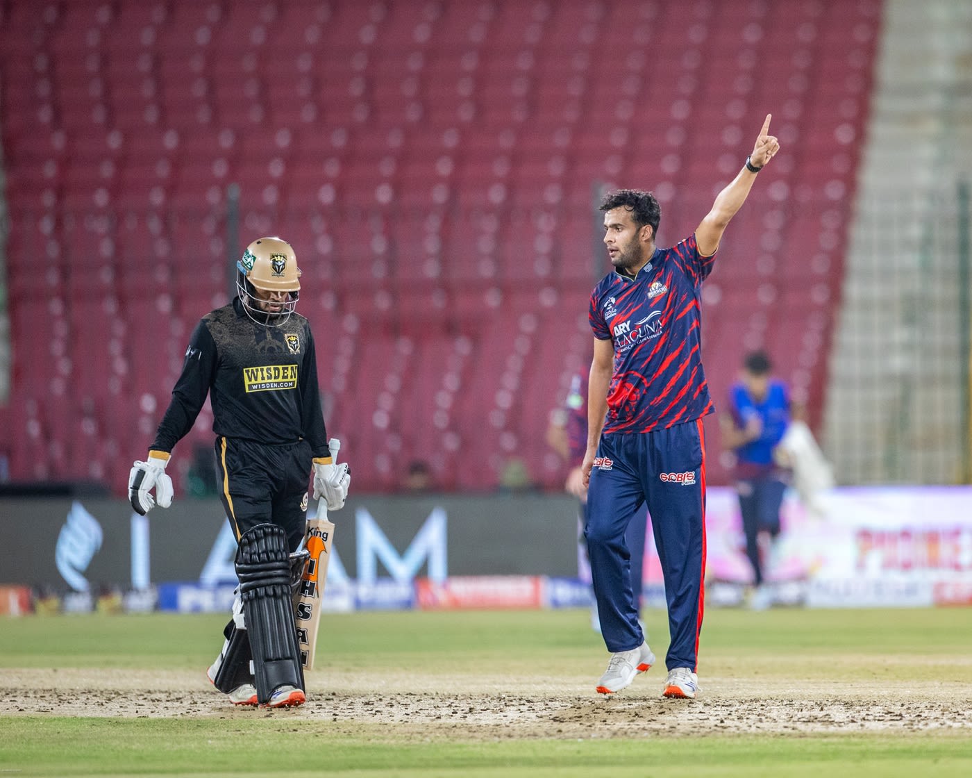 Abbas Afridi shows Usman Khan the way - literally