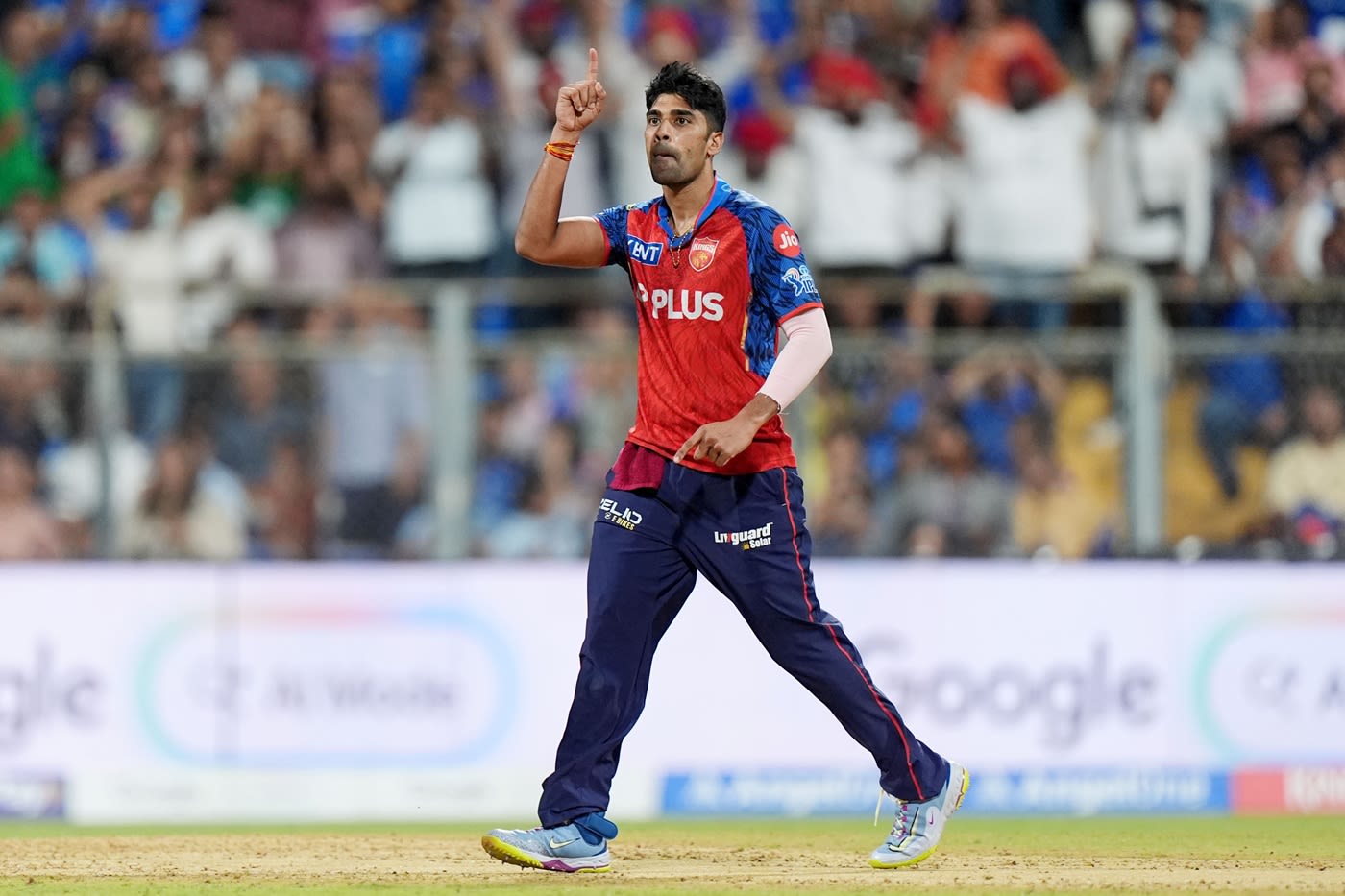 Dibbly-dobbly Shashank Singh picked up the important wicket of Naman Dhir