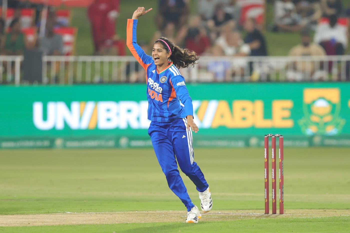 Shreyanka Patil struck early