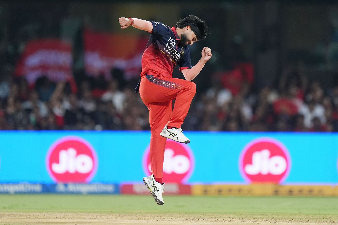 Suyash Sharma made the first breakthrough