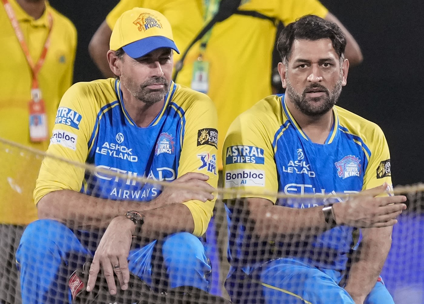 Stephen Fleming has a chat with MS Dhoni
