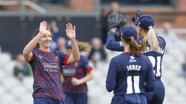 Kate Cross, Sophie Morris keep Lancashire title defence alive