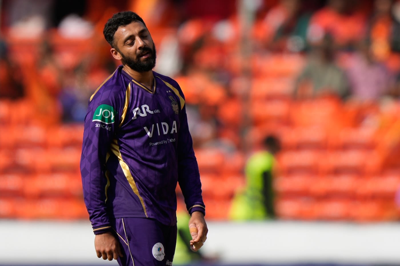 Varun Chakravarthy looks relieved after sending back Travis Head