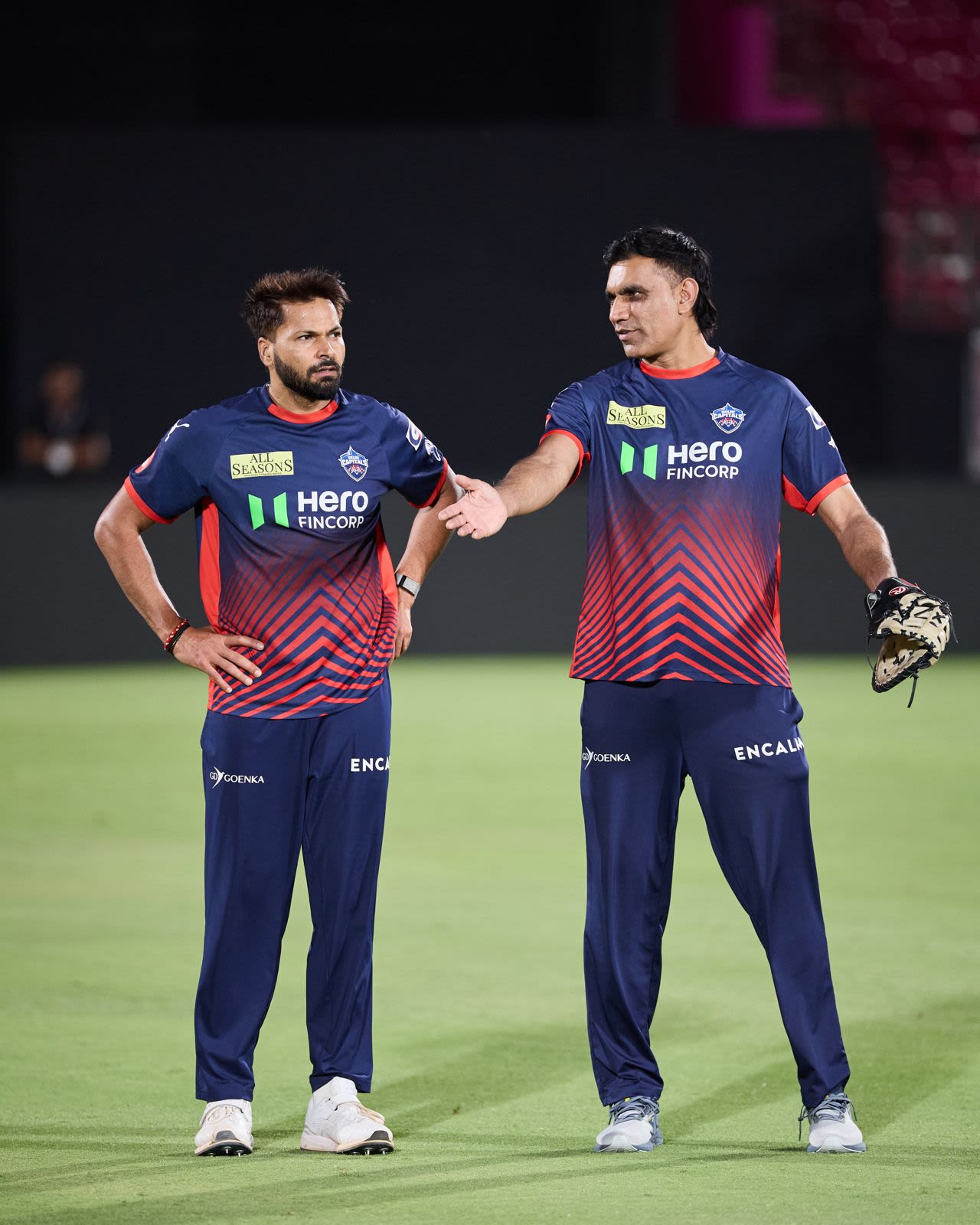Munaf Patel has a chat with Mukesh Kumar