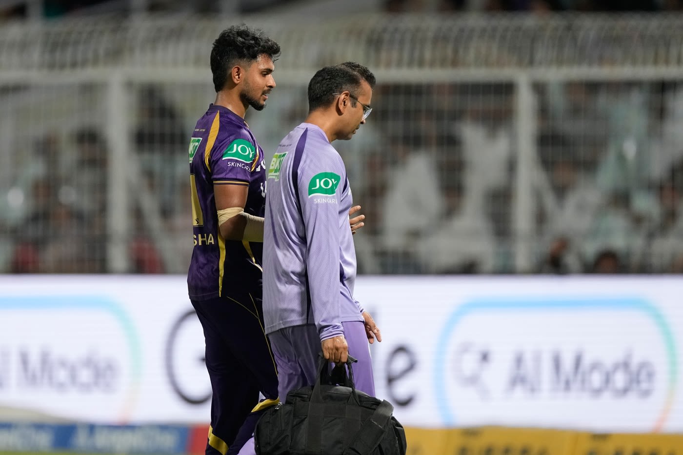 Matheesha Pathirana walks back injured