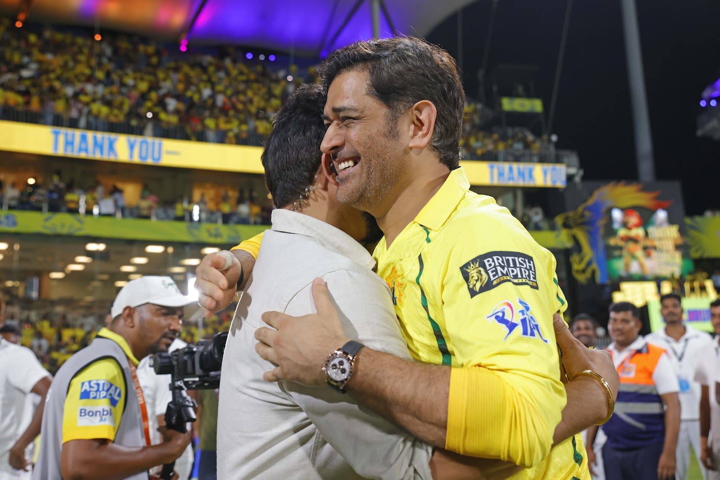 MS Dhoni met Suresh Raina on the sidelines of the game