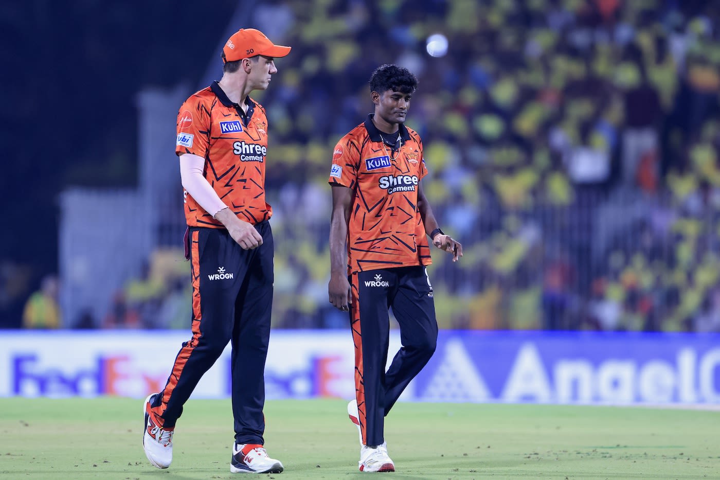 Pat Cummins has a chat with Sakib Hussain