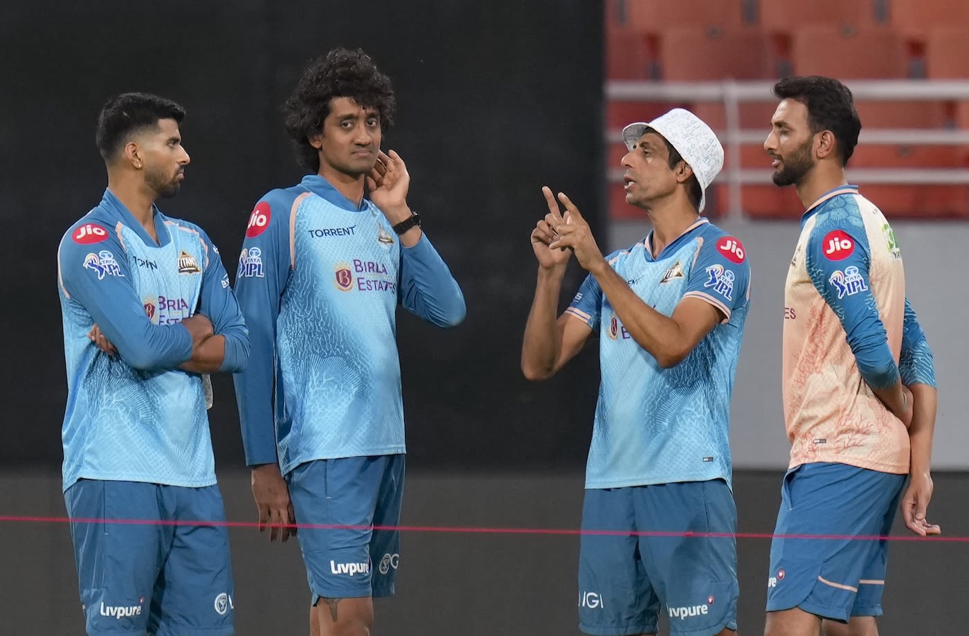 Ashish Nehra coaches his bowlers Washington Sundar, R Sai Kishore and Prasidh Krishna