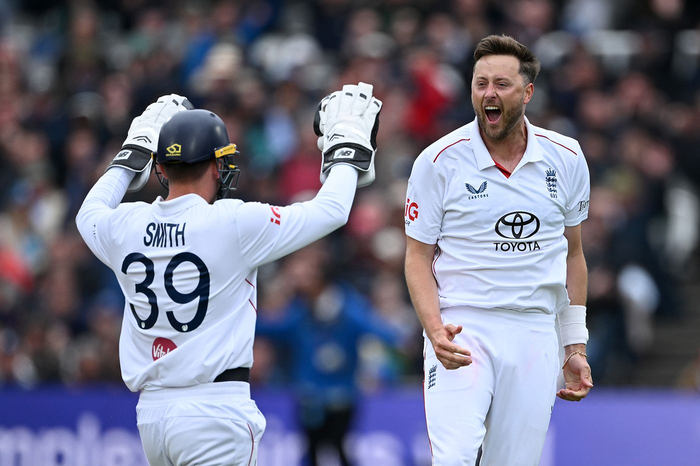 Ollie Robinson celebrates with Jamie Smith