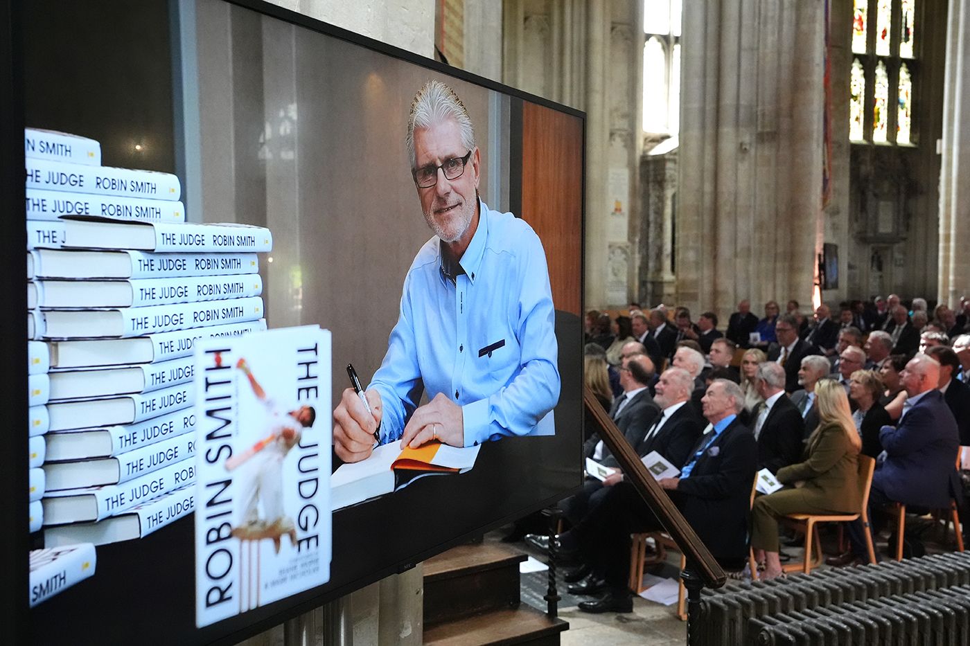 A memorial was held for Robin Smith at Winchester Cathedral