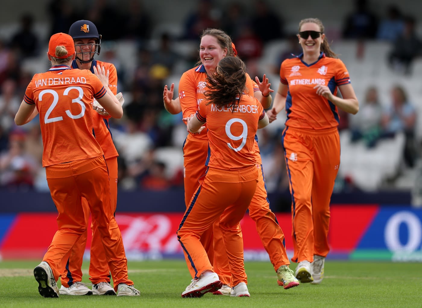 Caroline de Lange picked up 2 for 32