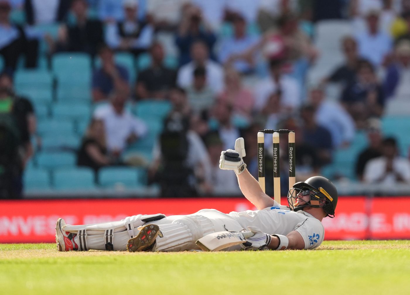 Glenn Phillips, batting in sunglasses, gives a thumbs-up to the New Zealand balcony after another Jofra Archer short ball