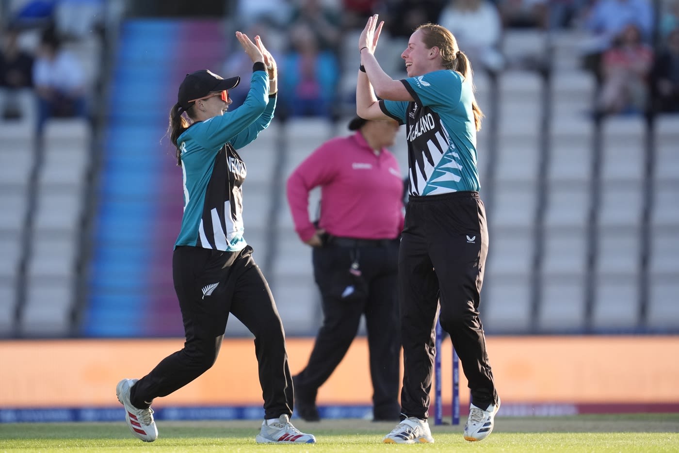 Bree Illing and Melie Kerr celebrate after sending back Amy Hunter