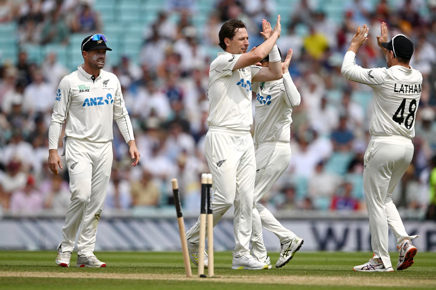 Matt Henry bowled Matt Fisher to close in on his ten-for