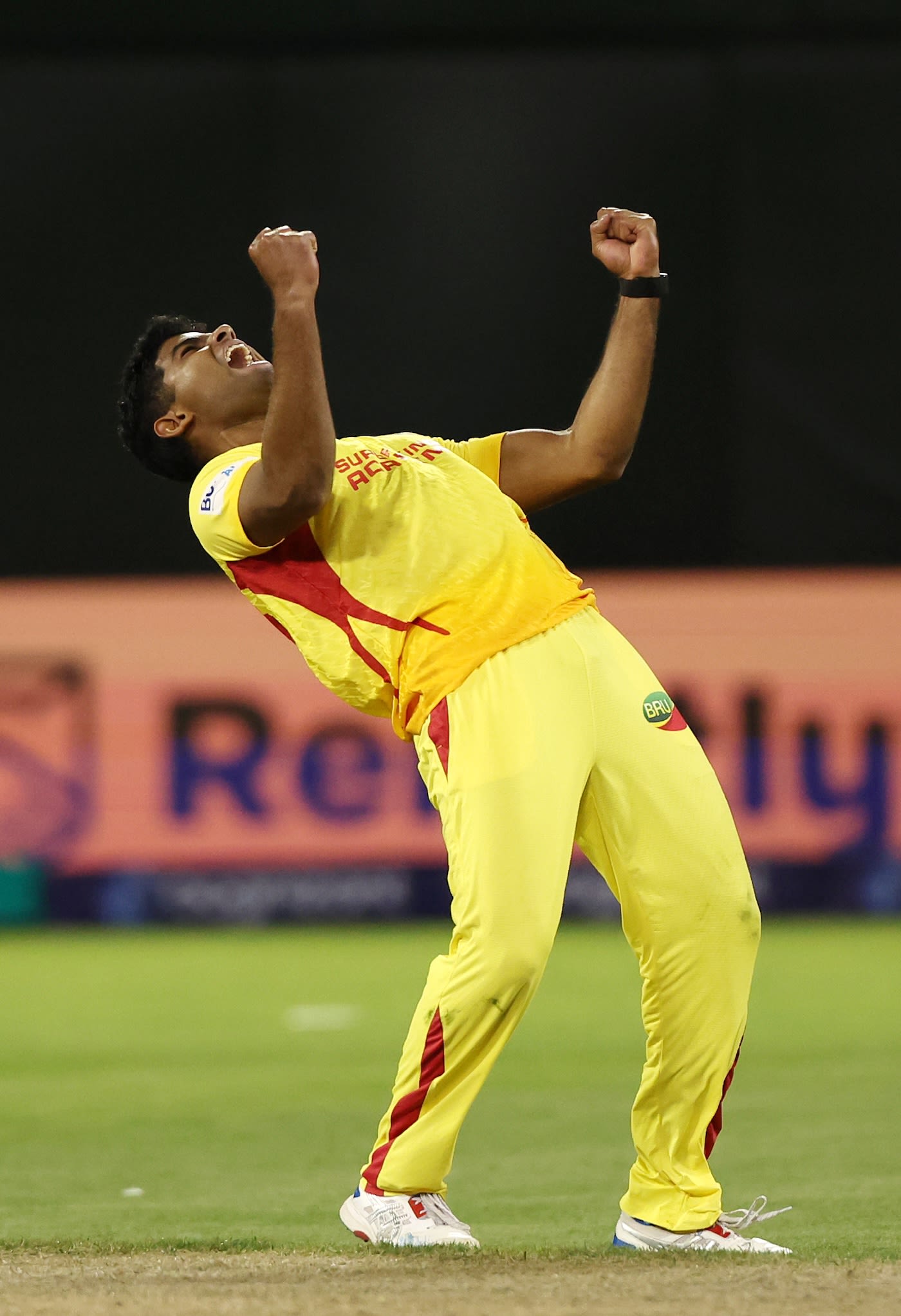Amshi de Silva picked up the first three wickets to fall