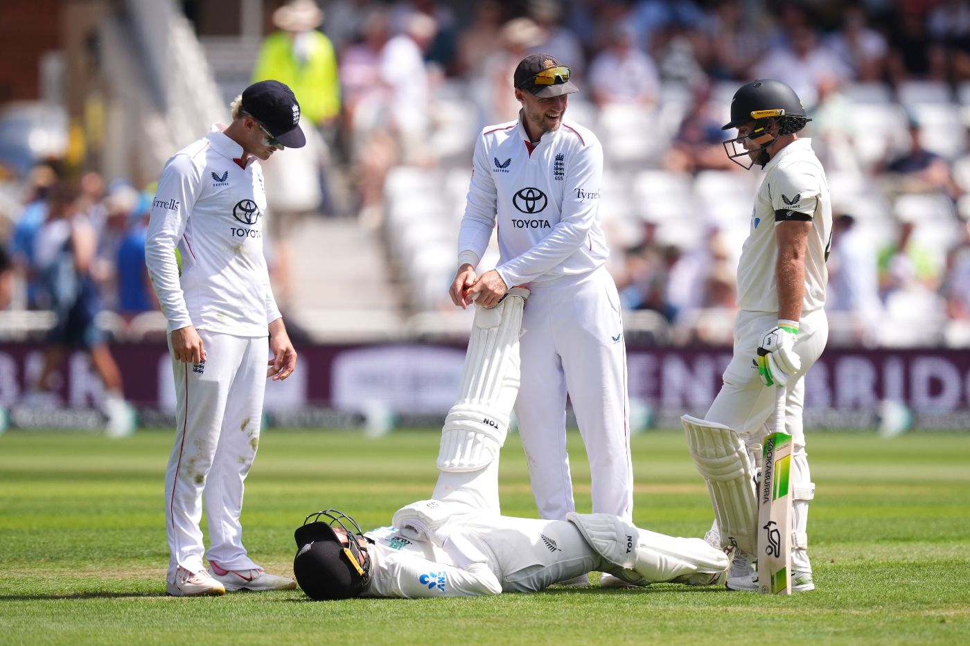 Joe Root lends Devon Conway a helping hand on a sweltering day