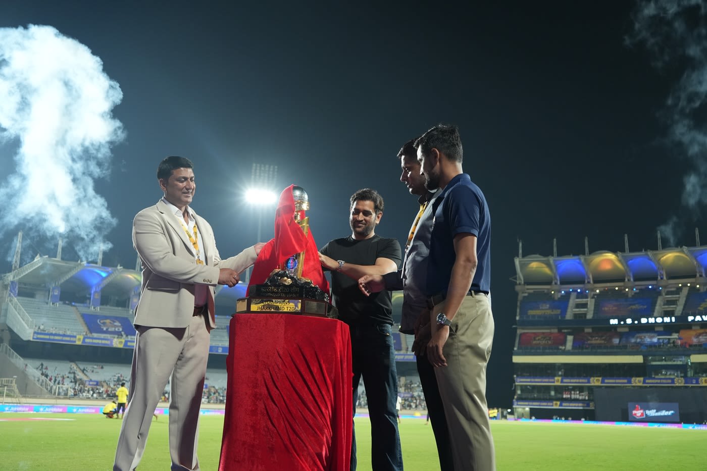 MS Dhoni unveils the Jharkhand T20 trophy