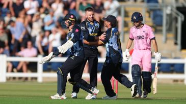 Crane, Dickson keep Glamorgan in knockouts contention