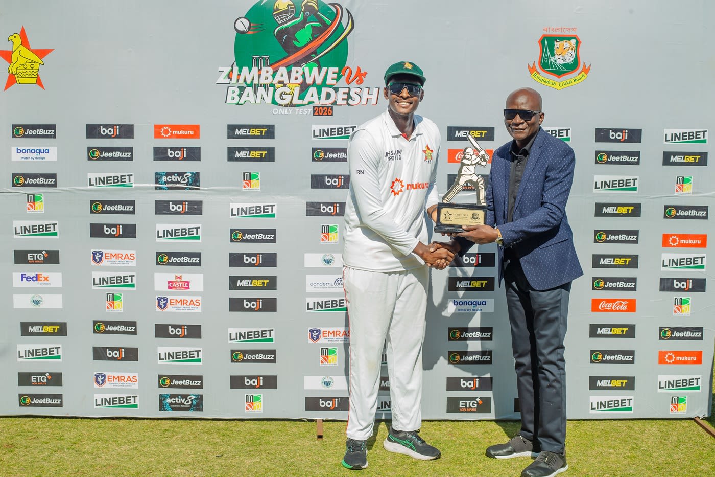 Richard Ngarava receives the trophy