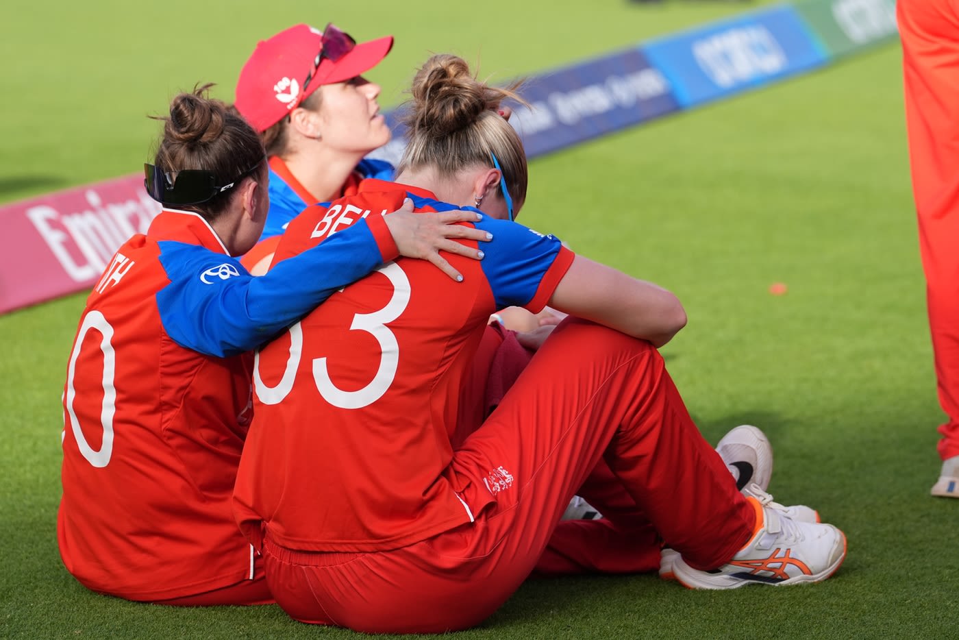 Nat Sciver-Brunt with Linsey Smith and Lauren Bell after the final