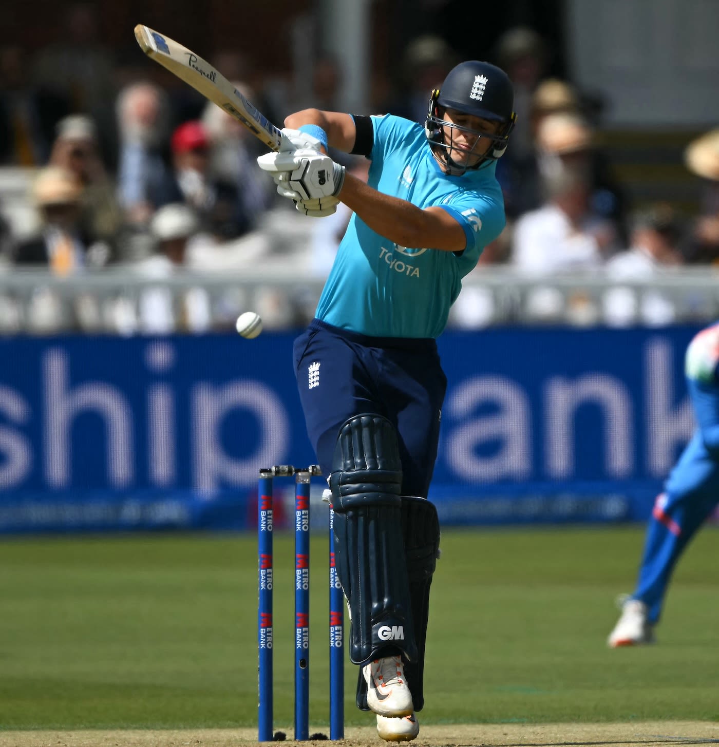 Jacob Bethell kept pace with Ben Duckett