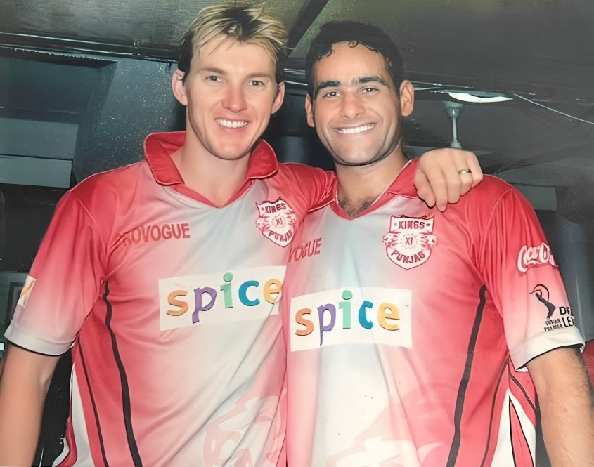 Brett Lee and Gagandeep Singh strike a pose
