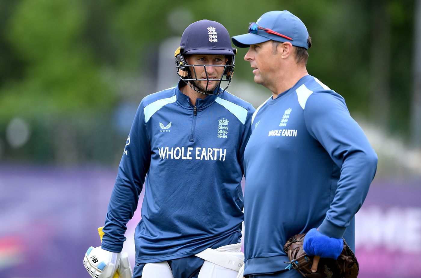 Joe Root chats to Marcus Trescothick in training