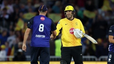 Melbourne Stars sign Overton twins simultaneously