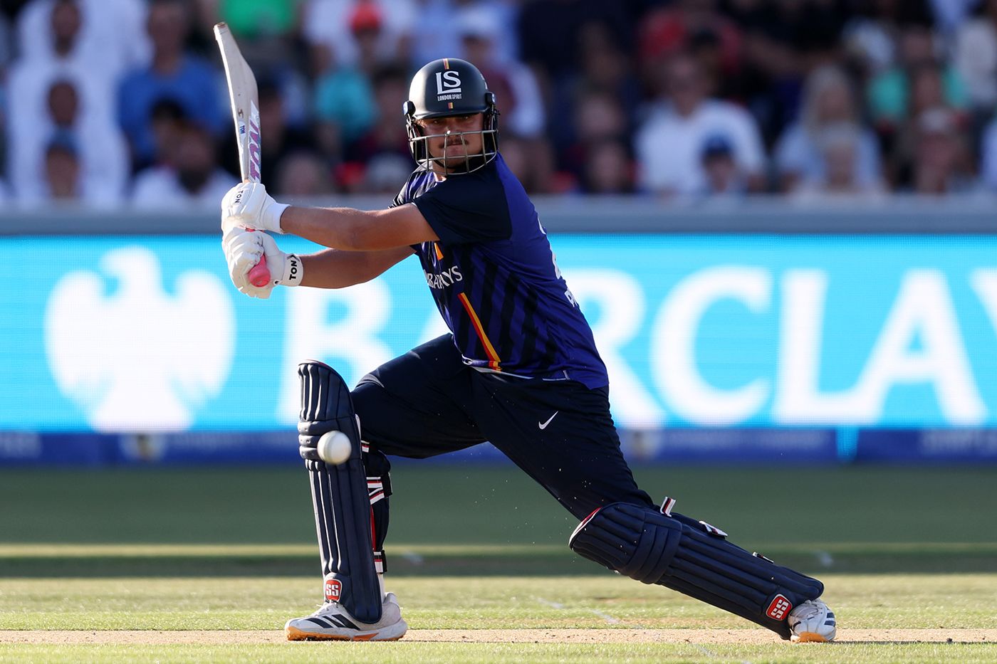 Lhuan-dre Pretorius keeps his eye on the ball