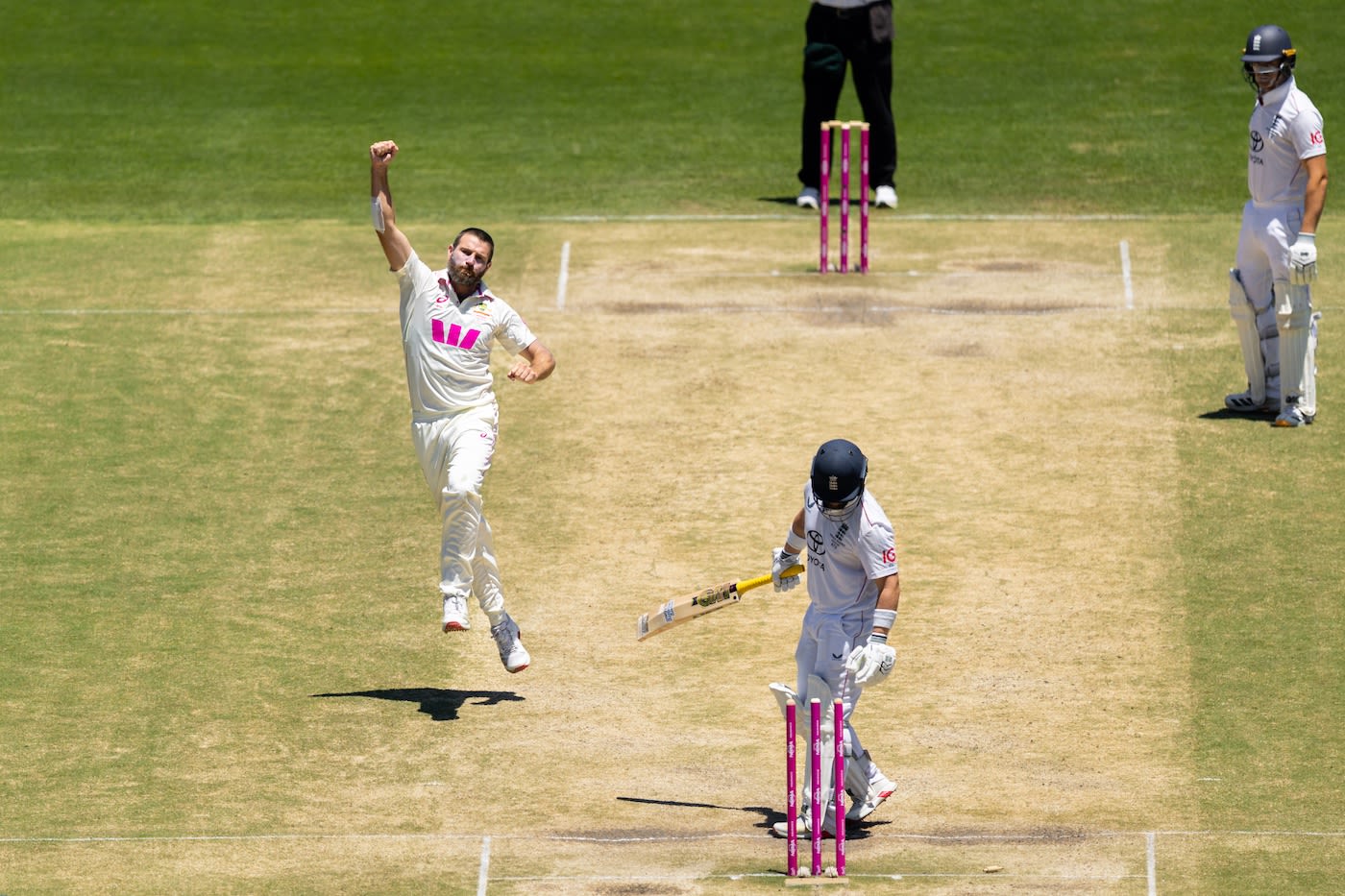 Michael Neser removed Ben Duckett