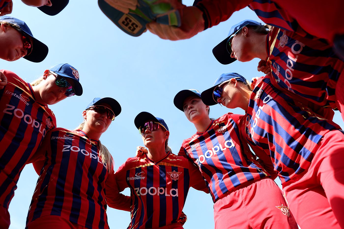 Meg Lanning speaks in the huddle