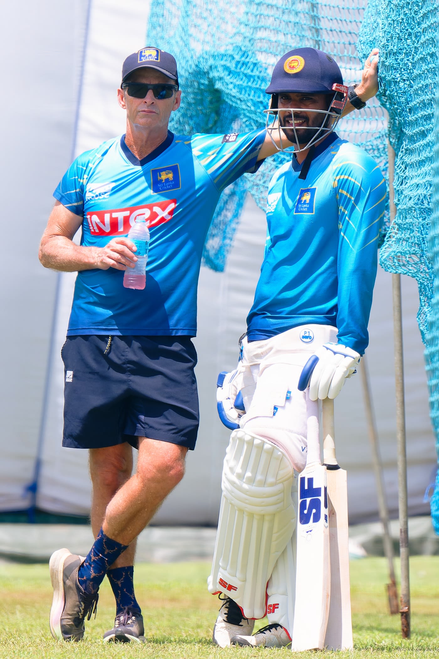Sri Lanka head coach Gary Kirsten and Test captain Dhananjaya de Silva chat