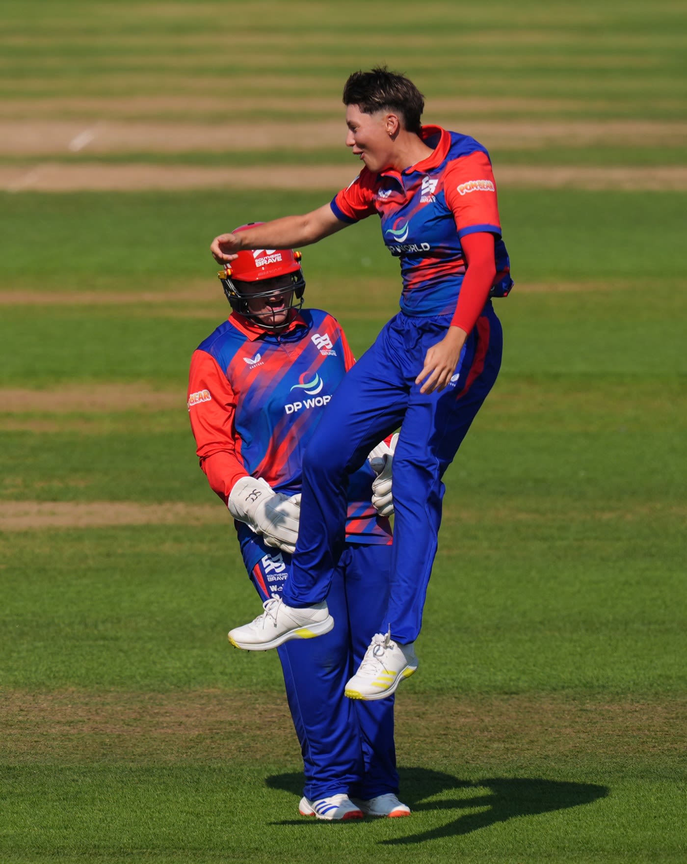 Issy Wong dismissed Phoebe Litchfield for 4