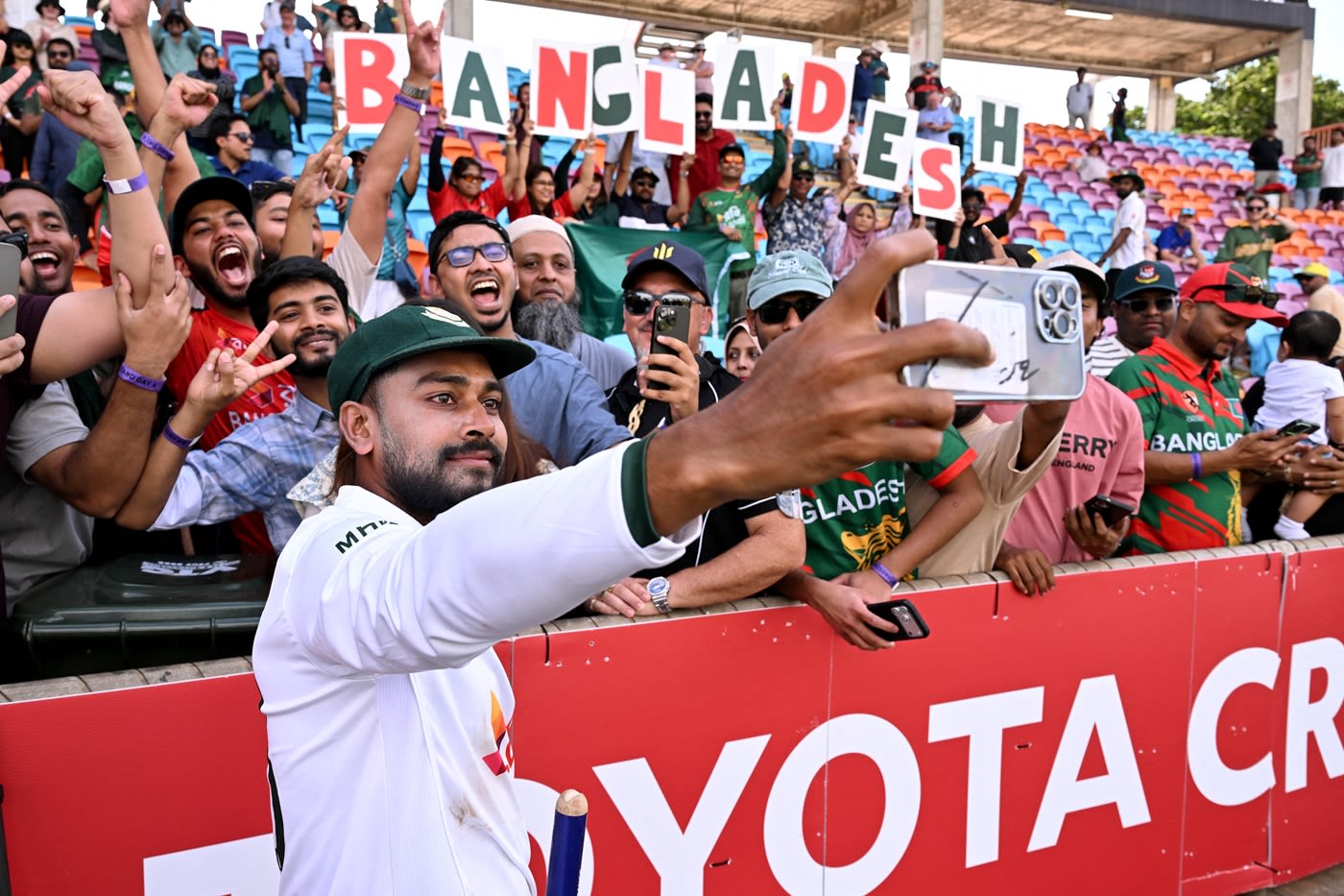 Mehidy Hasan Miraz pleases the fans with a selfie