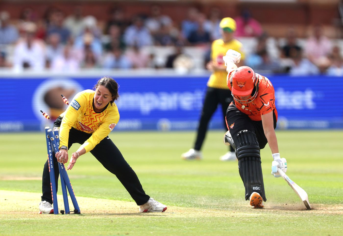 Georgia Elwiss completes the run-out of Jess Jonassen