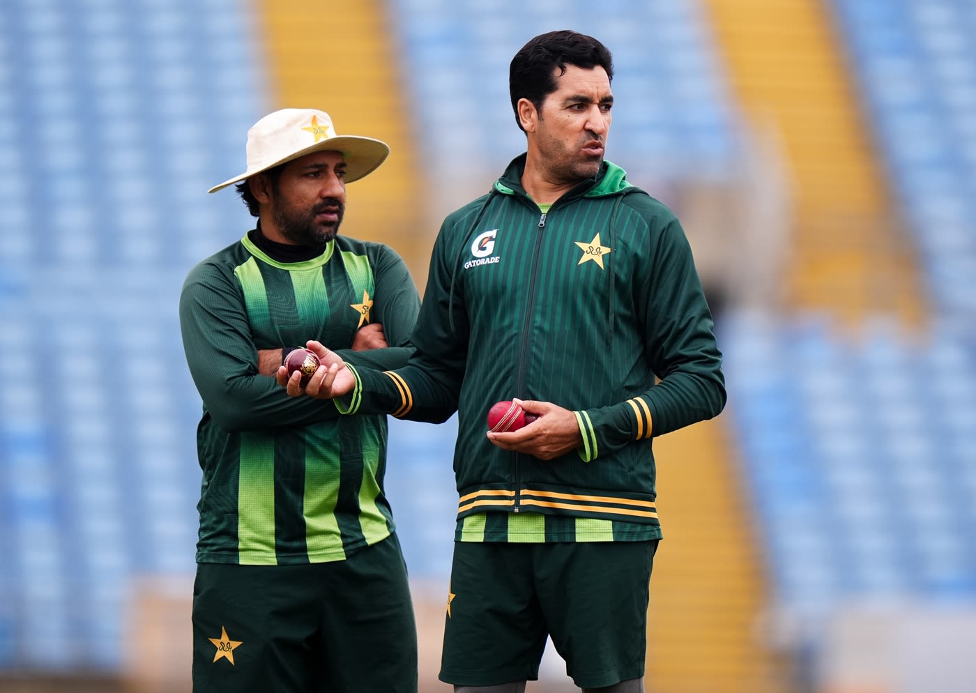 Pakistan head coach Sarfaraz Ahmed and bowling coach Umar Gul chat