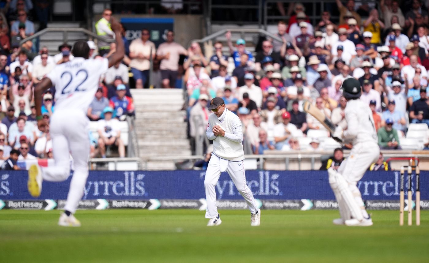 Joe Root snaffles a catch at leg gully as Pakistan struggle in the second innings