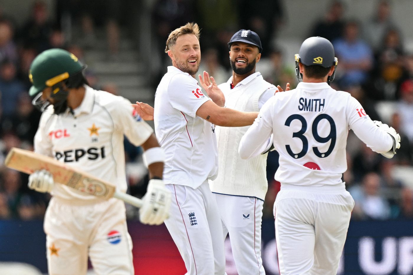 Ollie Robinson removed Abdullah Shafique to leave Pakistan in trouble