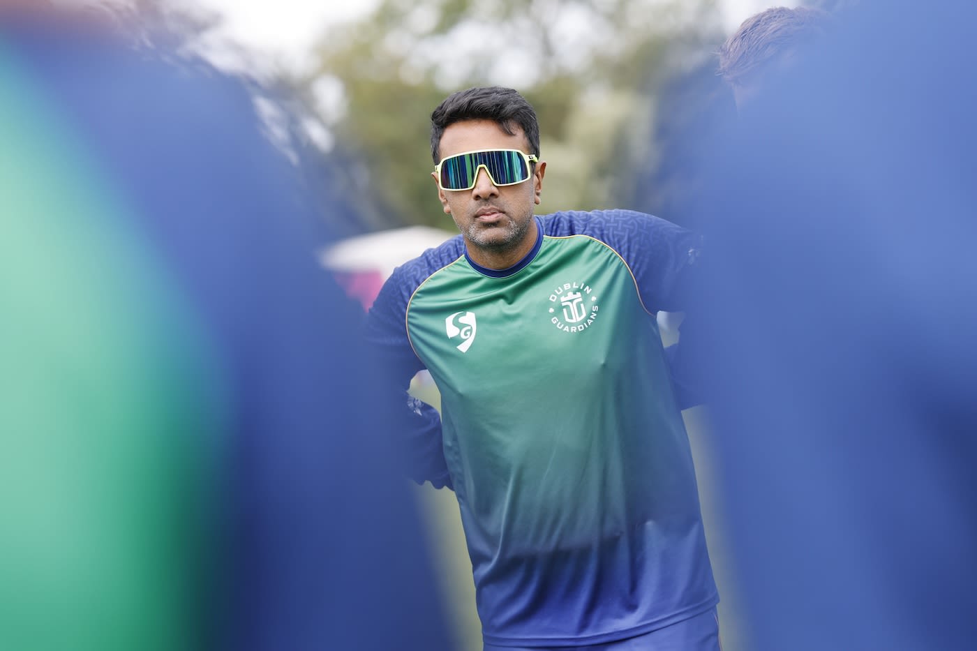 R Ashwin gets into a huddle with his team