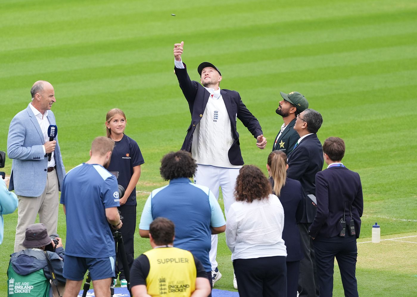 Joe Root tosses the coin