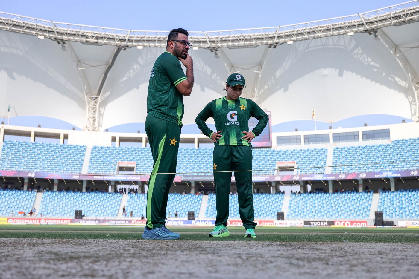 Wahab Riaz and Fatima Sana consult each other ahead of Pakistan's game against India